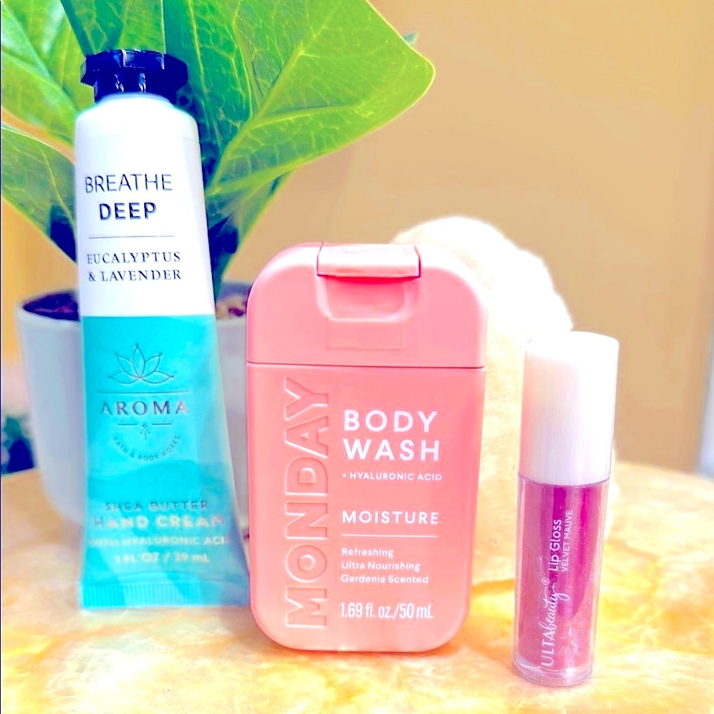 SALE🩷Travels of Ulta Lip Gloss Set, Monday Body Wash w/B&B Hand Cream